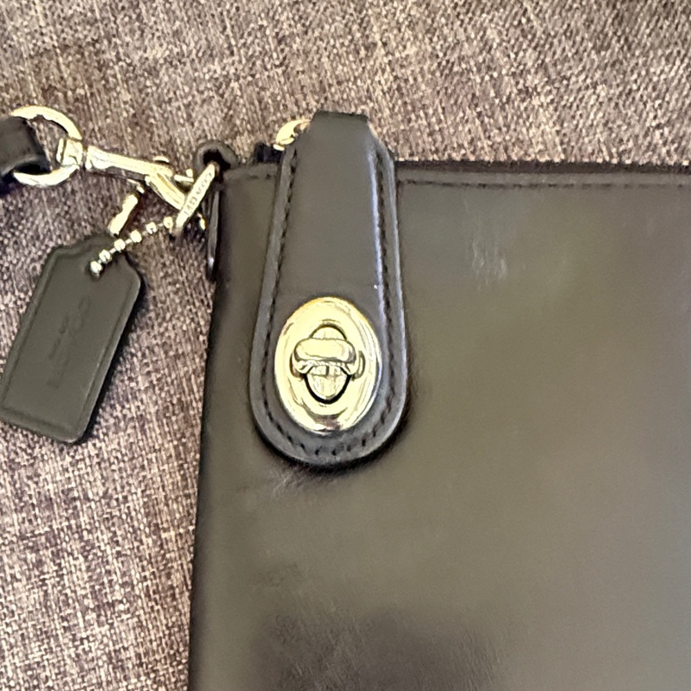 Coach Peanuts Snoopy Black Leather Pouch Wrislet Yellow Woodstock NEW elegant - Picture 3 of 11